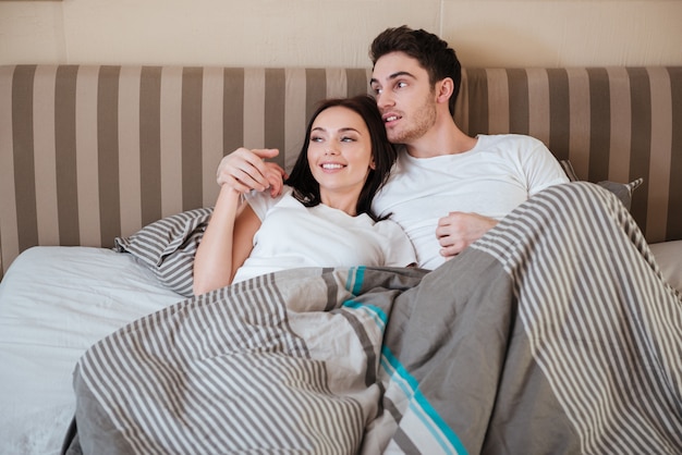 linda pareja en la cama