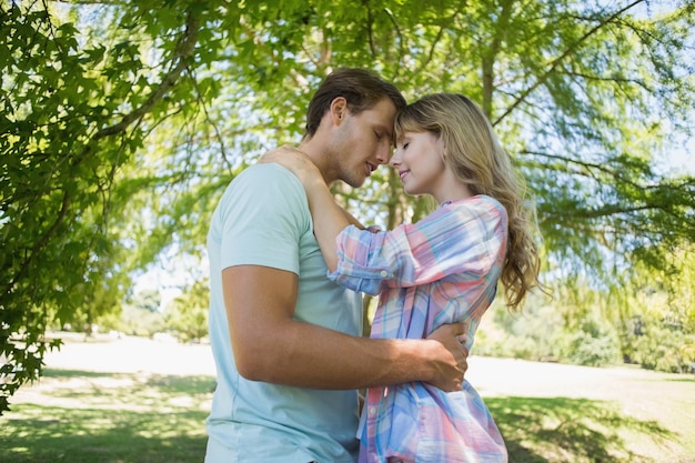 Linda pareja cariñosa abrazando en el parque