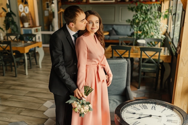 Foto linda pareja casada en la cafetería.