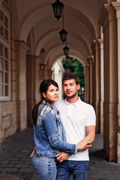 Linda pareja casual caminando por la ciudad