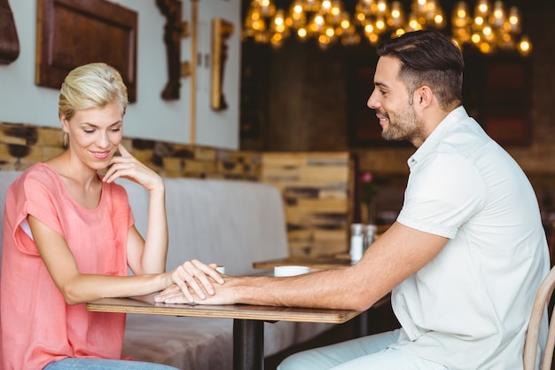 Linda pareja en una cita de la mano