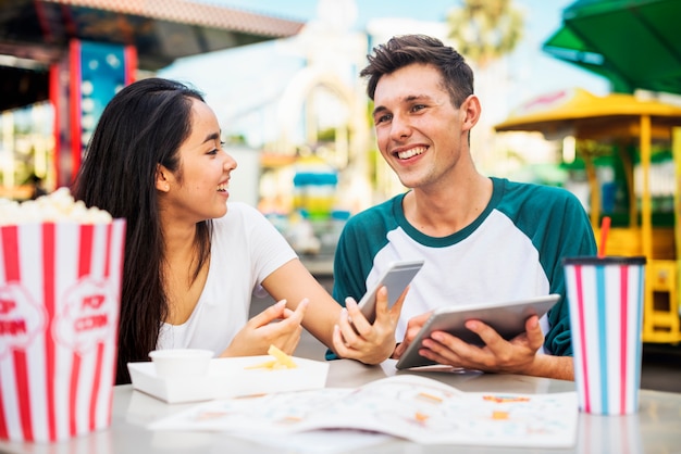 Linda pareja en una cita en un parque de diversiones