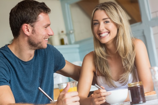 Linda pareja desayunando juntos