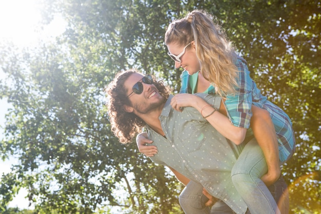 Linda pareja divirtiéndose en el parque