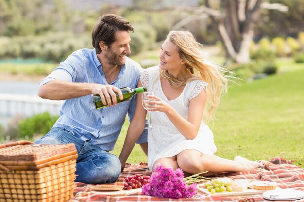 Linda pareja en la fecha de verter vino en un vaso