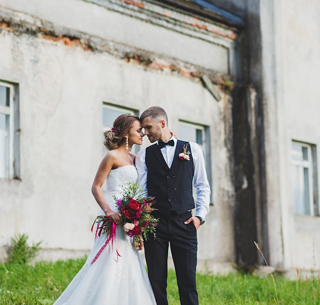 Linda pareja feliz boda al aire libre