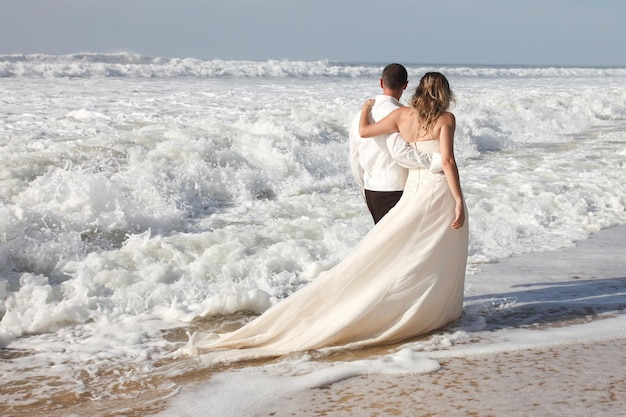 Linda pareja feliz en la playa