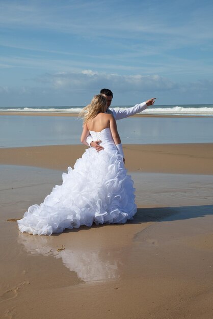 Linda pareja feliz en la playa