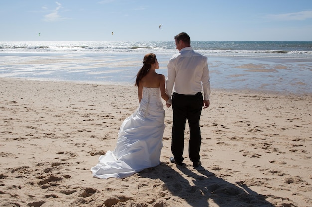 Linda pareja feliz en la playa