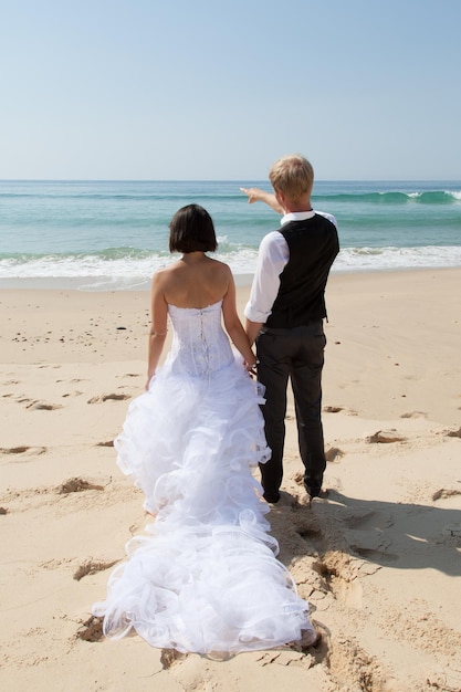 Linda pareja feliz en la playa