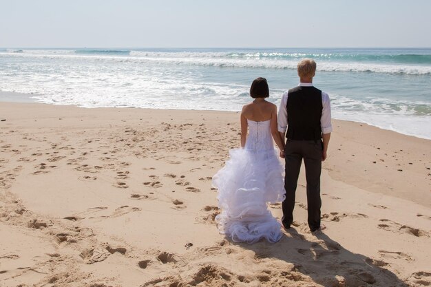 Linda pareja feliz en la playa