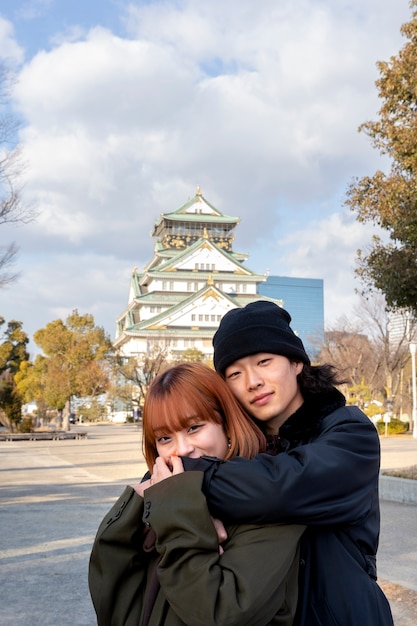 Foto linda pareja japonesa abrazada en una cita