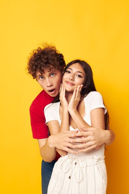 Linda pareja joven amistad posando abrazos juntos estilo de vida inalterado