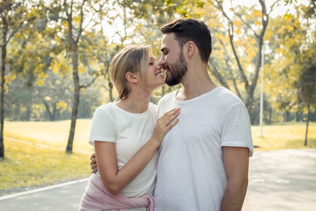 Linda pareja joven caminando en el parque