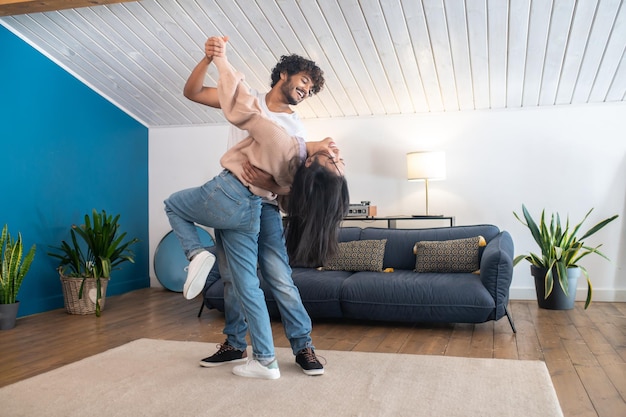 Foto linda pareja joven que parece feliz mientras baila