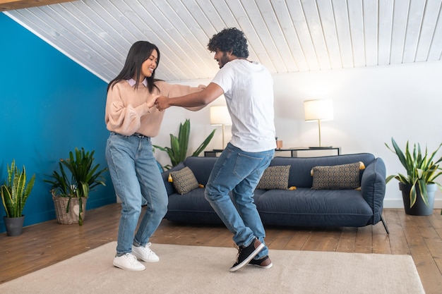 Linda pareja joven que parece feliz mientras baila