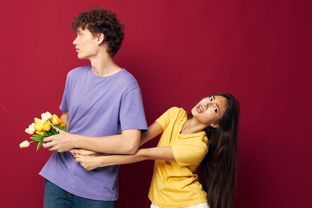 Linda pareja joven un ramo de flores amarillas basada amistad fondo aislado inalterado