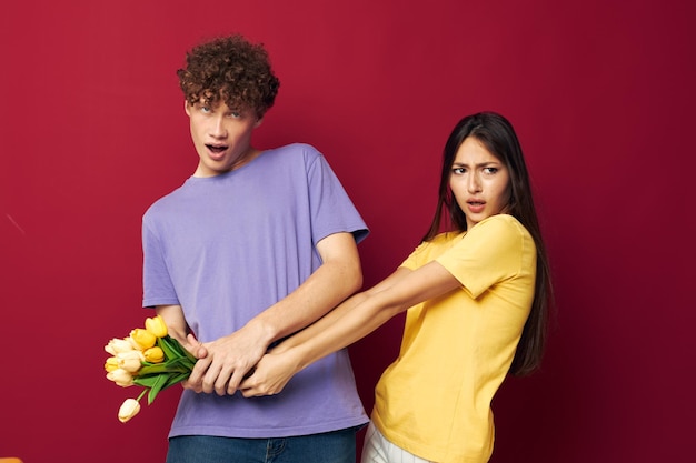 Linda pareja joven regalo ramo de flores diversión aislado fondo inalterado