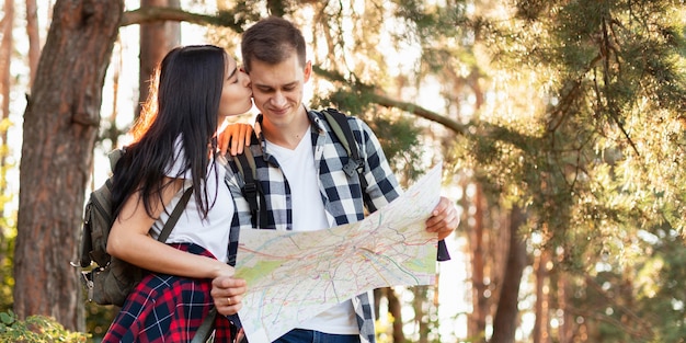 Linda pareja joven viajando juntos