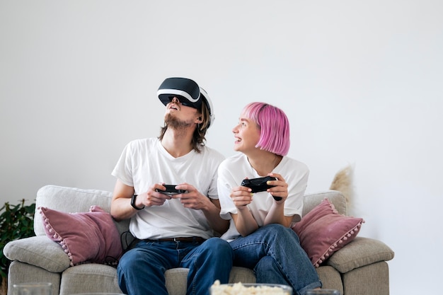 Foto linda pareja jugando a un juego de realidad virtual