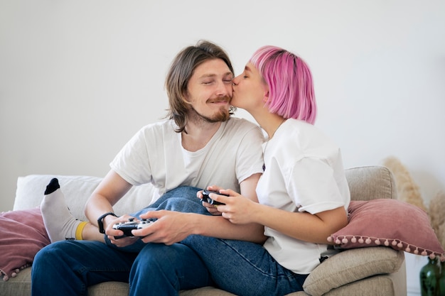 Foto linda pareja jugando juntos a un videojuego