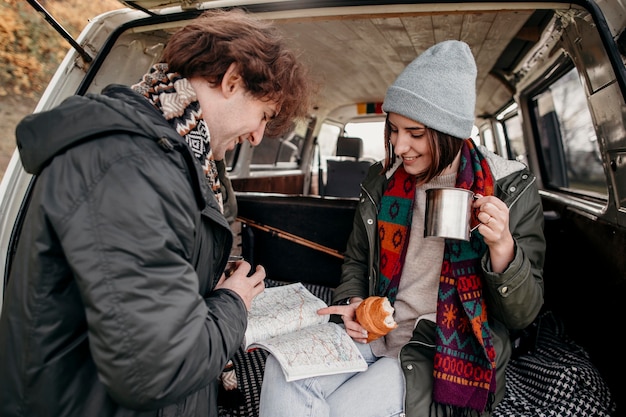 Foto linda pareja mirando un mapa de un nuevo destino