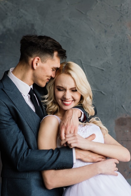 Linda pareja de novios en el interior de un estudio clásico decorado