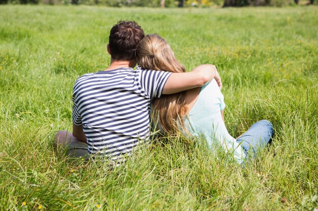 Linda pareja en el parque