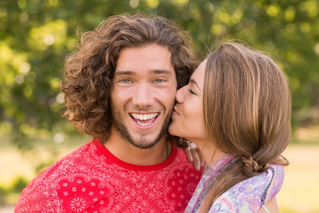 Linda pareja en el parque