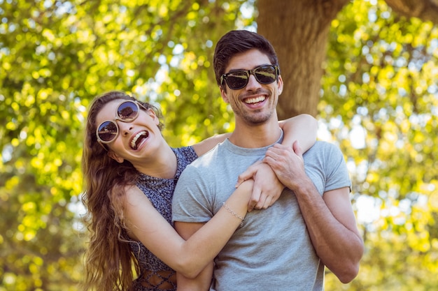 Linda pareja en el parque