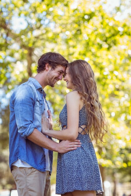 Linda pareja en el parque