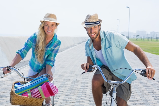 Linda pareja en un paseo en bicicleta