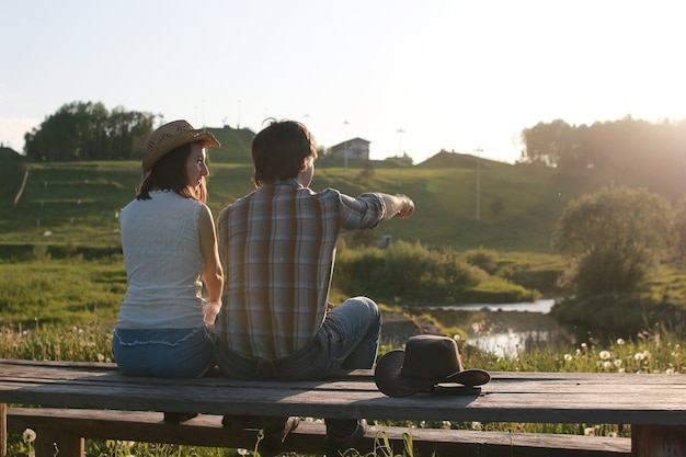 Linda pareja en un paseo por el campo de verano