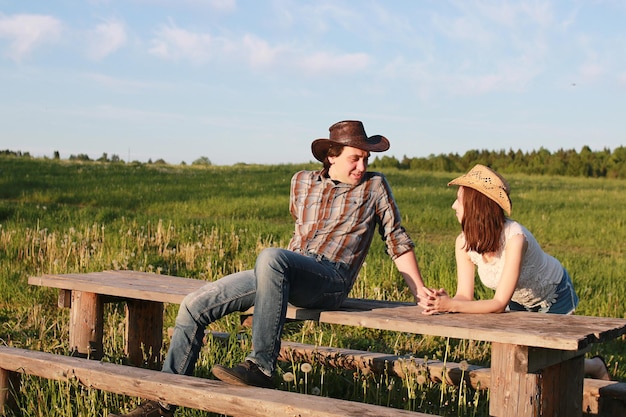 Linda pareja en un paseo por el campo de verano