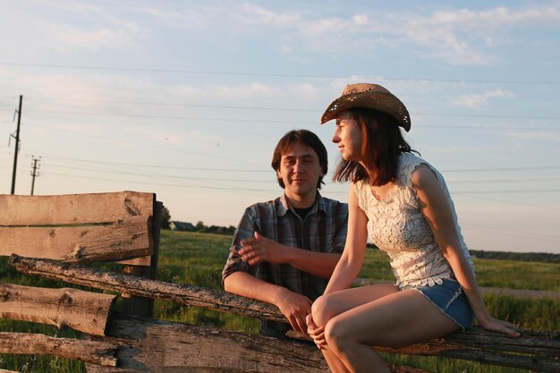 Linda pareja en un paseo por el campo de verano