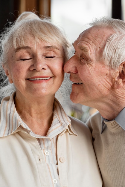 Foto linda pareja de personas mayores en casa