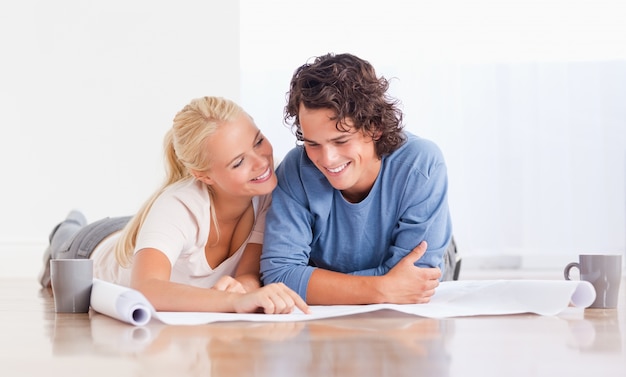 Linda pareja preparándose para mudarse a una nueva casa