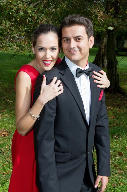 Foto linda pareja en ropa brillante bailando en el parque