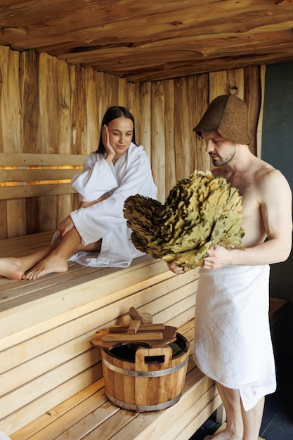 Linda pareja en la sauna