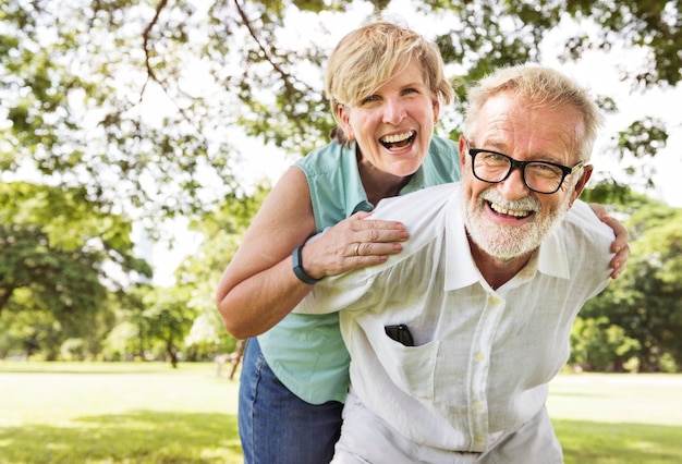 Foto linda pareja senior en el parque