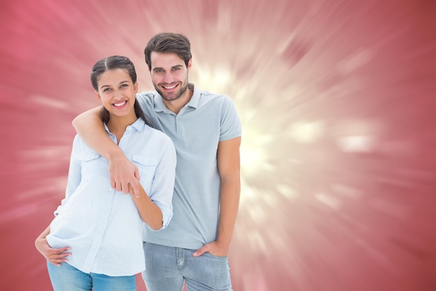 Linda pareja sonriendo a la cámara contra el diseño del corazón de San Valentín