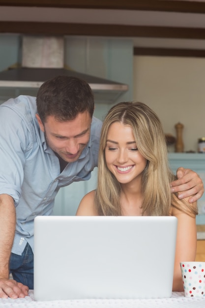 Linda pareja usando laptop juntos