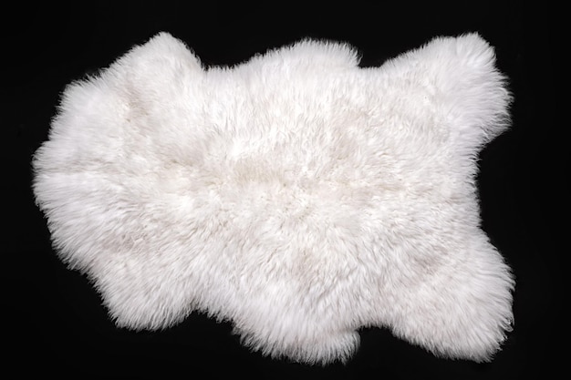 Linda pele de carneiro branca isolada em um fundo preto