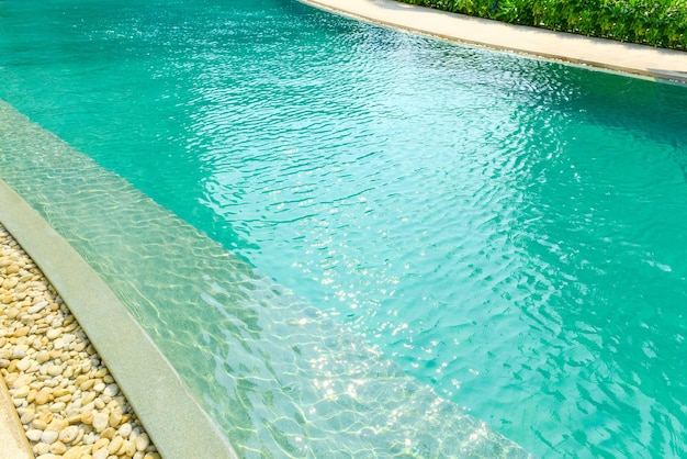 Linda piscina de luxo no resort hotel. Decoração e design de piscinas com reflexo da luz solar, férias, relax, conceito de fuga