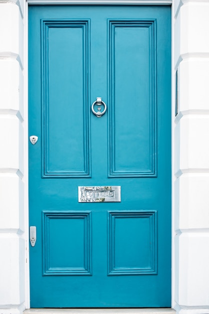 Linda porta azul com caixa de correio em uma fachada de casa branca em notting hill