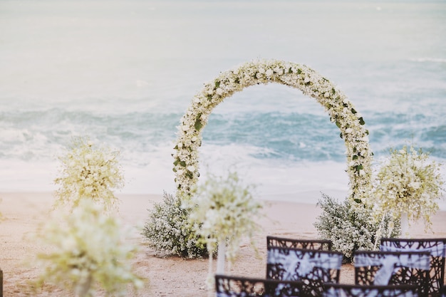 Linda praia casamento flor arco configuração para local de casamento