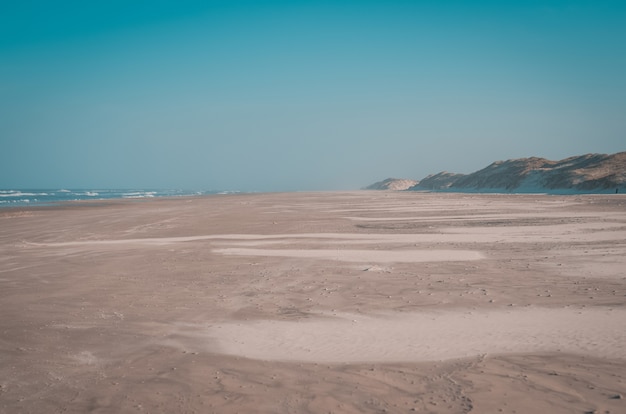 Linda praia deserta