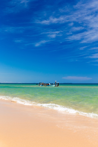 Linda praia e mar tropical