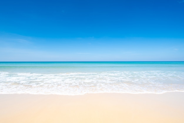 Linda praia, mar e céu azul com fundo claro