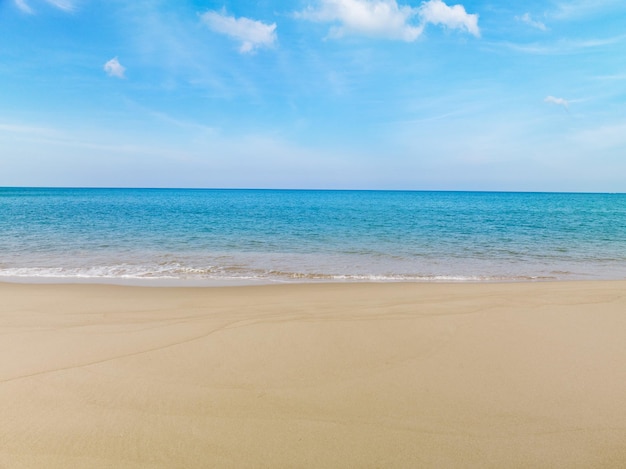 Linda praia ondas superfície do mar beira-mar Ondas incríveis quebrando na praia de areia Bela praia de areiaNatureza e fundo de viagens